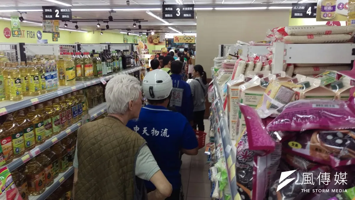每次一有重大事件,大賣場排隊結帳的人潮總是眾多。(李振均攝)