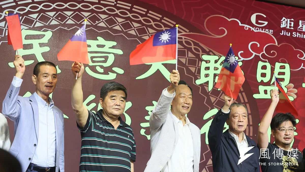 鴻海創辦人郭台銘在2024大選登記截止日,親手為自己的總統夢畫下句點。圖為今年8月彰化縣議會議長謝典林(右起)、 屏東縣議長周典論、鴻海創辦人郭台銘、 前雲林縣長張榮味、 雲林縣議會副議長蔡咏鍀17日出席主流民意大聯盟雲林旅外鄉親後援會活動。(資料照,柯承惠攝) 鴻海創辦人郭台銘在2024大選登記截止日,親手為自己的總統夢畫下句點。圖為今年8月彰化縣議會議長謝典林(右起)、 屏東縣議長周典論、鴻海創辦人郭台銘、 前雲林縣長張榮味、 雲林縣議會副議長蔡咏鍀17日出席主流民意大聯盟雲林旅外鄉親後援會活動。(資料照,柯承惠攝)