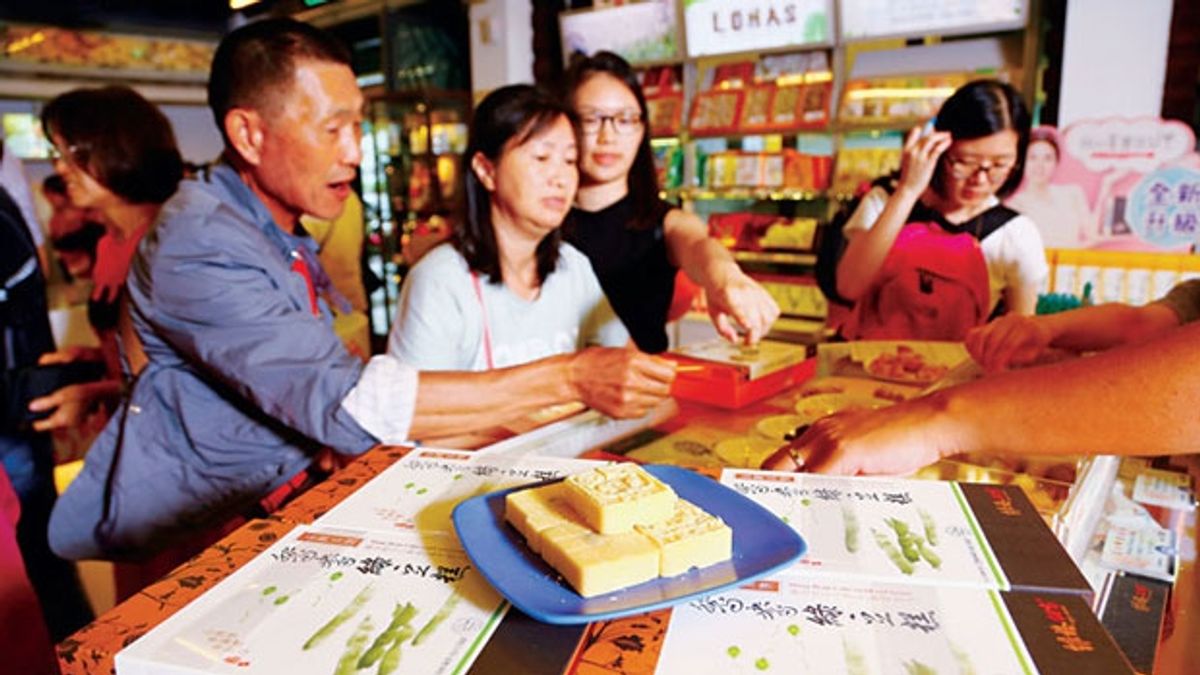 以鳳梨酥當招牌的維格餅家,現在綠豆糕反成銷售黑馬,觀光客也搶拿試吃。 (駱裕隆攝) 以鳳梨酥當招牌的維格餅家,現在綠豆糕反成銷售黑馬,觀光客也搶拿試吃。 (駱裕隆攝)