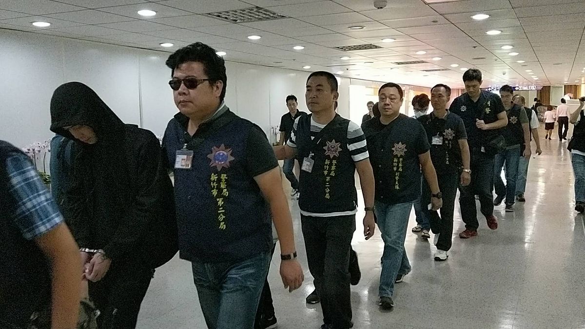 刑事局與泰國警方聯手,攻破以孟嫌為首的詐騙集團,總共將20人逮捕歸案,其中18名持我國國籍嫌犯已於今(26)日下午1時13分返抵桃園國際機場,並於晚間將帶回刑事局接受偵訊。(刑事警察局提供) 刑事局與泰國警方聯手,攻破以孟嫌為首的詐騙集團,總共將20人逮捕歸案,其中18名持我國國籍嫌犯已於今(26)日下午1時13分返抵桃園國際機場,並於晚間將帶回刑事局接受偵訊。(刑事警察局提供)