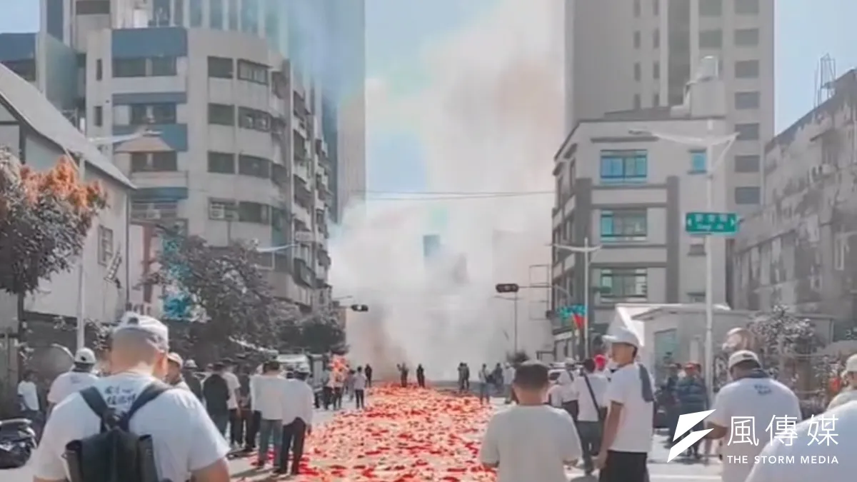 高雄左營某廟宇辦理繞境活動,路上驚見「鞭炮紅毯」。(圖/翻攝自社會事新聞影音)