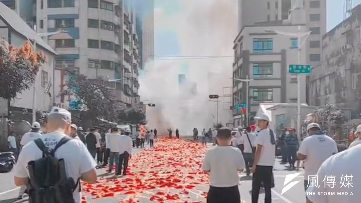 高雄左營某廟宇辦理繞境活動,路上驚見「鞭炮紅毯」。(圖/翻攝自社會事新聞影音) 高雄左營某廟宇辦理繞境活動,路上驚見「鞭炮紅毯」。(圖/翻攝自社會事新聞影音)