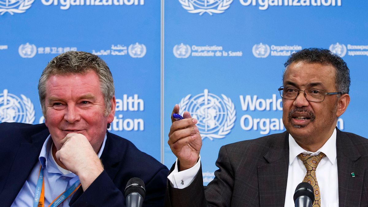 由世界衛生組織舉辦的因應武漢肺炎全球論壇於11日登場,世衛公共衛生緊急計畫執行主任萊恩(左)表示,台灣會有數位專家以「線上」方式參與。(資料照,美聯社) 由世界衛生組織舉辦的因應武漢肺炎全球論壇於11日登場,世衛公共衛生緊急計畫執行主任萊恩(左)表示,台灣會有數位專家以「線上」方式參與。(資料照,美聯社)