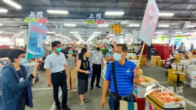 高雄市政府農業局人員到高雄果菜批發市場及鳳山果菜市場兩處市場,親自督導及檢視防疫整備作業情形。(圖/徐炳文)