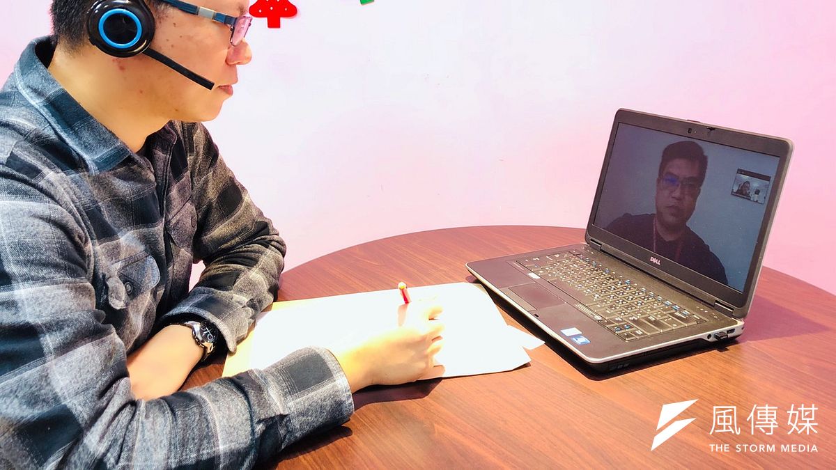 遠端視訊徵才讓求職者與廠商進行一對一視訊面試,降低人群聚集機會。(圖/王秀禾提供) 遠端視訊徵才讓求職者與廠商進行一對一視訊面試,降低人群聚集機會。(圖/王秀禾提供)