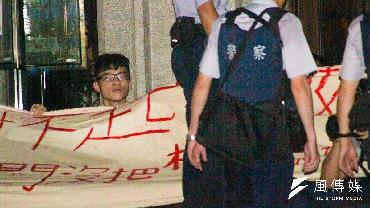 反課綱學生23日夜襲教育部。(曾原信攝) 反課綱學生23日夜襲教育部。(曾原信攝)