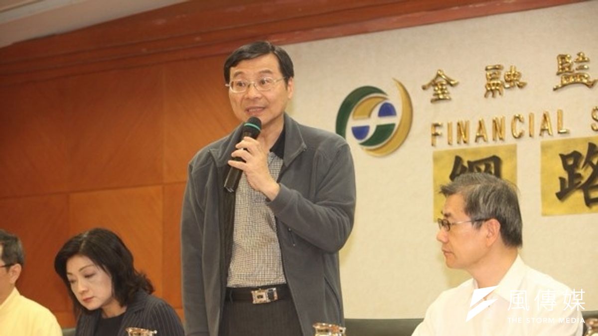25日晚間,金管會主委曾銘宗率6位一級主管,舉行首次網路座談會,與網友面對面溝通。(姚惠珍攝) 25日晚間,金管會主委曾銘宗率6位一級主管,舉行首次網路座談會,與網友面對面溝通。(姚惠珍攝)
