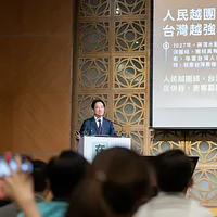 頼清徳総統は24日夜、「桃園市客家青年会フォーラム」に出席し、「国を団結させるための十個の講義」の第二講を行った。(写真/総統府提供) 頼清徳総統は24日夜、「桃園市客家青年会フォーラム」に出席し、「国を団結させるための十個の講義」の第二講を行った。(写真/総統府提供)