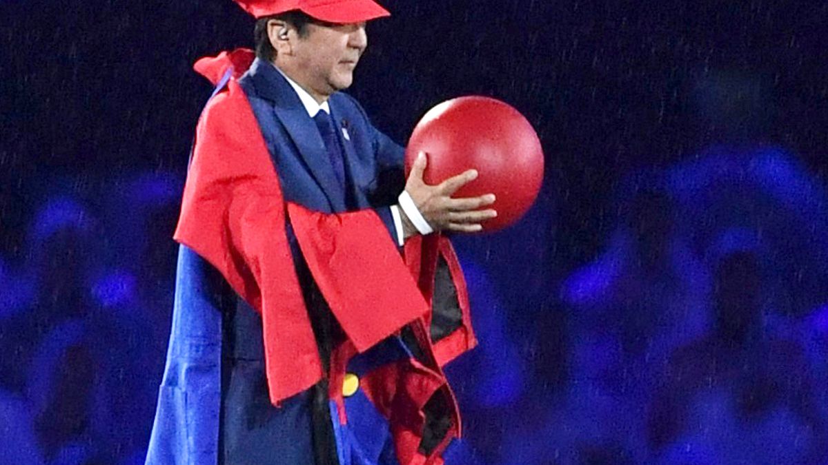 日本首相安倍晉三扮成瑪利歐參與里約奧運閉幕活動,並宣傳2020年東京奧運。(美聯社) 日本首相安倍晉三扮成瑪利歐參與里約奧運閉幕活動,並宣傳2020年東京奧運。(美聯社)