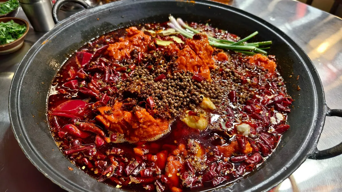 我個人以前在重慶指定「老湯(回收湯底」」麻辣鍋,因為好吃;後來薄熙來當市委書記,禁了老湯火鍋,讓我少口福。在知情下,什麼都可以吃。(方儉提供)