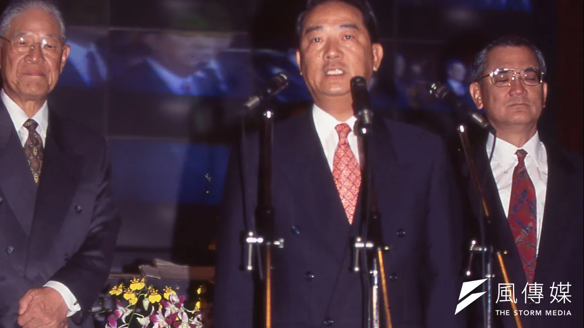親民黨主席宋楚瑜(中)曾分別於2000年、2012年兩度連署參選總統,皆成功跨越門檻,但均未能獲得最後勝選。(資料照,新新聞資料照)