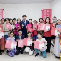 市長參選人、立委賴瑞隆成立新住民後援會,提出「新高雄一家人」五大政策,打造友善新住民城市外。(圖/賴瑞隆競總提供) 市長參選人、立委賴瑞隆成立新住民後援會,提出「新高雄一家人」五大政策,打造友善新住民城市外。(圖/賴瑞隆競總提供)