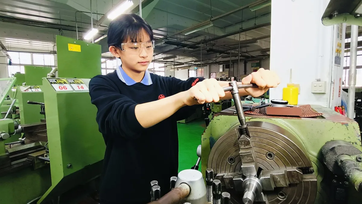 技職教育的升級轉型絕非由教育部獨力運作即可達成,這項國家級工程應由行政院統籌領導,設置跨部會的「技職創新推動平台」,整合教育部、經濟部、勞動部、財政部與國發會等部會資源。(資料照,勞動力發展署北分署提供)