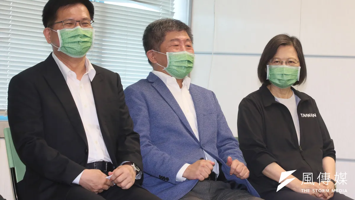 民進黨主席蔡英文(右)、民進黨新北市長提名人林佳龍(左)、台北市長提名人陳時中(中)13日出席民進黨中央舉行的縣市長提名記者會。(資料照,柯承惠攝)