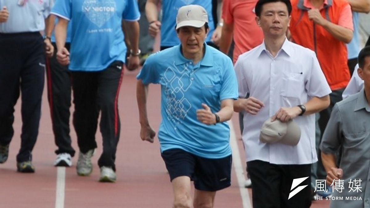 對於媒體報導指出馬英九總統先前跑步曾休克,總統府澄清,當天是因馬總統熱身不足所致。圖為去年10月4日總統參加中央機關運動會。(資料照片,余志偉攝) 對於媒體報導指出馬英九總統先前跑步曾休克,總統府澄清,當天是因馬總統熱身不足所致。圖為去年10月4日總統參加中央機關運動會。(資料照片,余志偉攝)