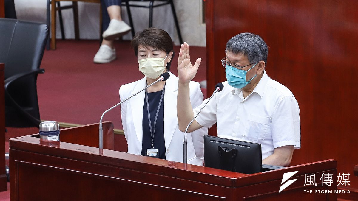 台北市長柯文哲、副市長黃珊珊赴議會報告112年度市府施政計畫與詢答。(陳品佑攝) 台北市長柯文哲、副市長黃珊珊赴議會報告112年度市府施政計畫與詢答。(陳品佑攝)