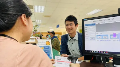 屏東縣政府因應財政稅收的季節,不斷推出多項優質貼心的服務,讓民眾揪感心。(圖/屏東縣政府財稅局提供)
