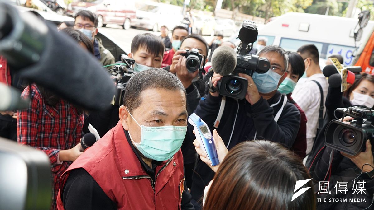 只要大家遵守SOP、啟動發燒篩檢,台灣不會成為疫情「第二慘」的國家。圖為新北市長侯友宜視察武漢肺炎防疫專責分隊,抵達時先量體溫。(資料照,盧逸峰攝) 只要大家遵守SOP、啟動發燒篩檢,台灣不會成為疫情「第二慘」的國家。圖為新北市長侯友宜視察武漢肺炎防疫專責分隊,抵達時先量體溫。(資料照,盧逸峰攝)