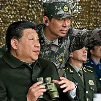 習近平氏(写真)は人民解放軍に対し、2027年までに台湾への軍事行動を遂行し得る能力を備えるよう求めている。一方で軍権不安定説も取り沙汰される中、「民族主義をテコに開戦に踏み切る可能性」がどこまで現実味を持つのかが焦点となっている。(写真/人民解放軍画報) 習近平氏(写真)は人民解放軍に対し、2027年までに台湾への軍事行動を遂行し得る能力を備えるよう求めている。一方で軍権不安定説も取り沙汰される中、「民族主義をテコに開戦に踏み切る可能性」がどこまで現実味を持つのかが焦点となっている。(写真/人民解放軍画報)