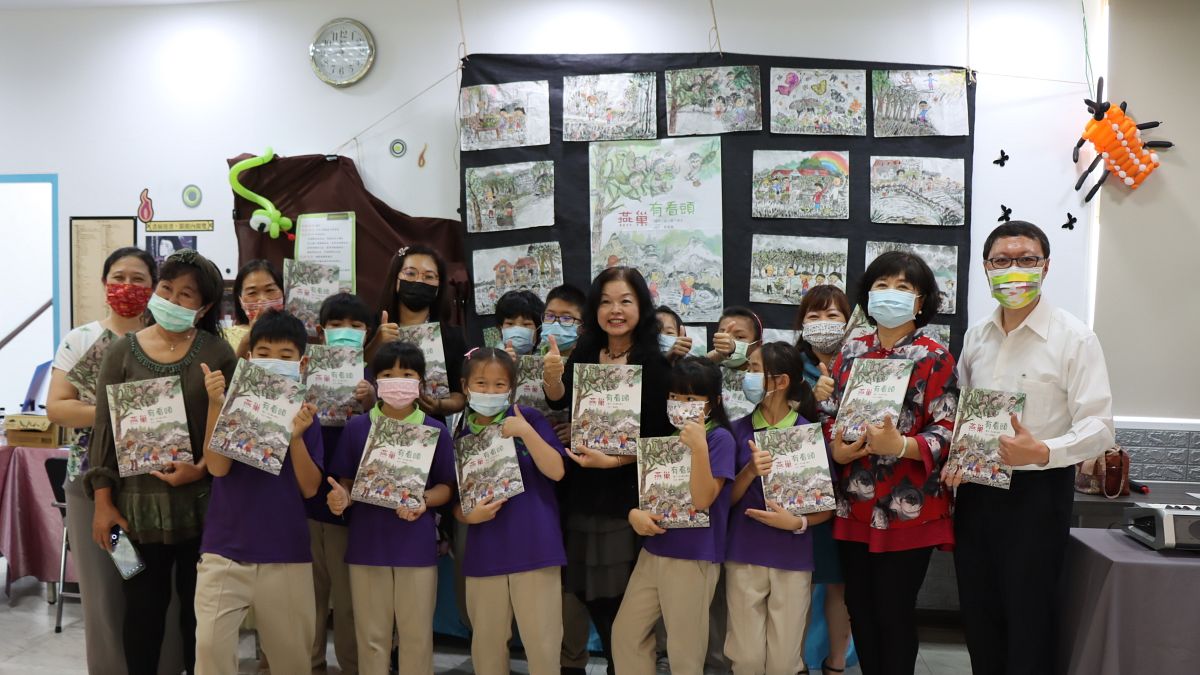 《燕巢有看頭》新書發表會,高市圖代理館長林奕成(右起)、金山國小校長蔡佩娟。(圖/高雄市立圖書館提供) 《燕巢有看頭》新書發表會,高市圖代理館長林奕成(右起)、金山國小校長蔡佩娟。(圖/高雄市立圖書館提供)