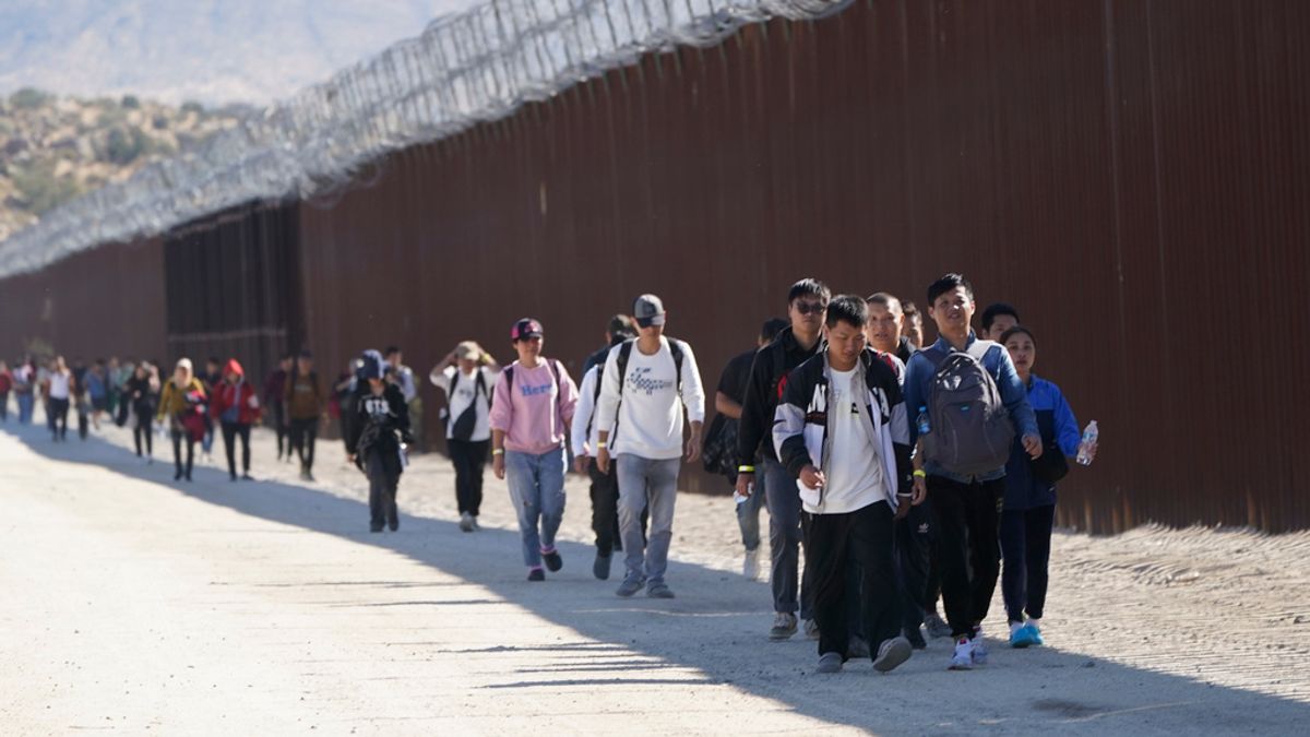2023年10月24日,美國加州雅庫巴附近,許多試圖進入美國的人在越過墨西哥邊境後,沿著隔離牆行走。由於社交媒體上的資訊擴散,巴拿馬達連叢林的偷渡美國路線變得日益熱門。 (美聯社) 2023年10月24日,美國加州雅庫巴附近,許多試圖進入美國的人在越過墨西哥邊境後,沿著隔離牆行走。由於社交媒體上的資訊擴散,巴拿馬達連叢林的偷渡美國路線變得日益熱門。 (美聯社)