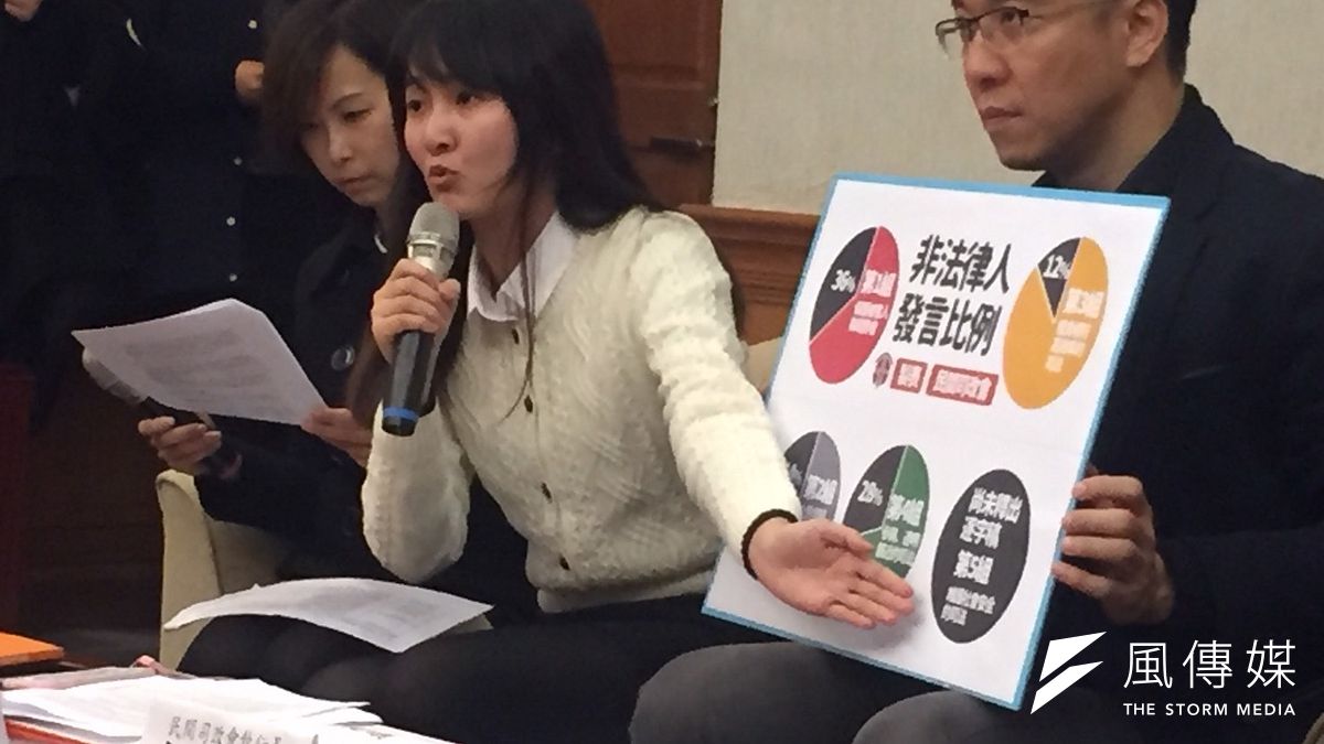 民間司法改革基金會今(9)日召開記者會表示,「非法律人」才是司法改革國是會議的成敗關鍵,但發言比例偏少。圖為律師黃盈嘉。(李泰誼攝) 民間司法改革基金會今(9)日召開記者會表示,「非法律人」才是司法改革國是會議的成敗關鍵,但發言比例偏少。圖為律師黃盈嘉。(李泰誼攝)