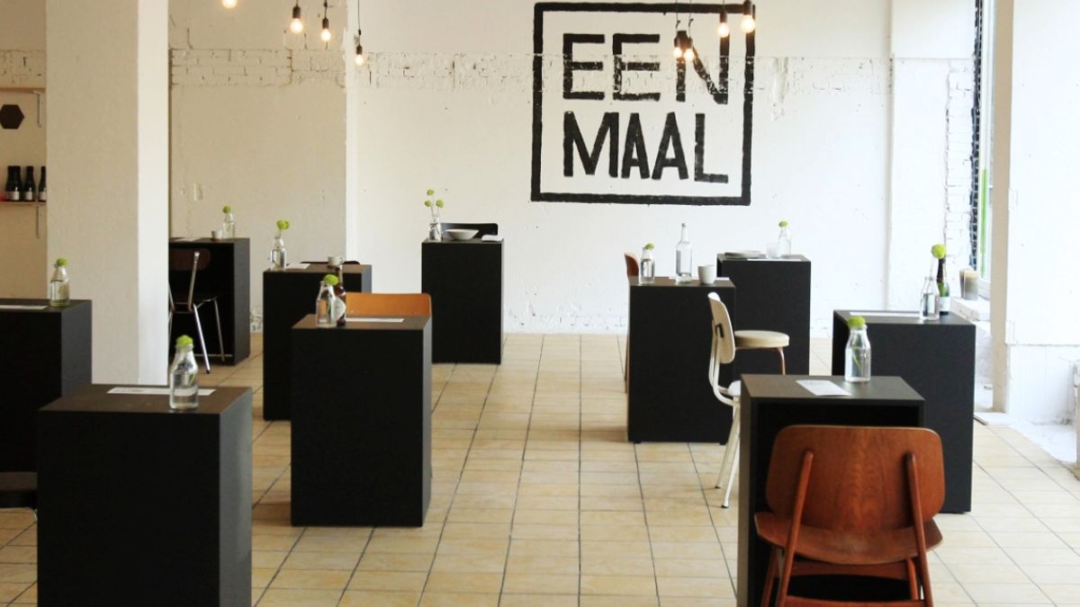 單人餐廳裡面的座位全部都是單人椅、單人桌,和單人餐具(圖/Eenmaal) 單人餐廳裡面的座位全部都是單人椅、單人桌,和單人餐具(圖/Eenmaal)