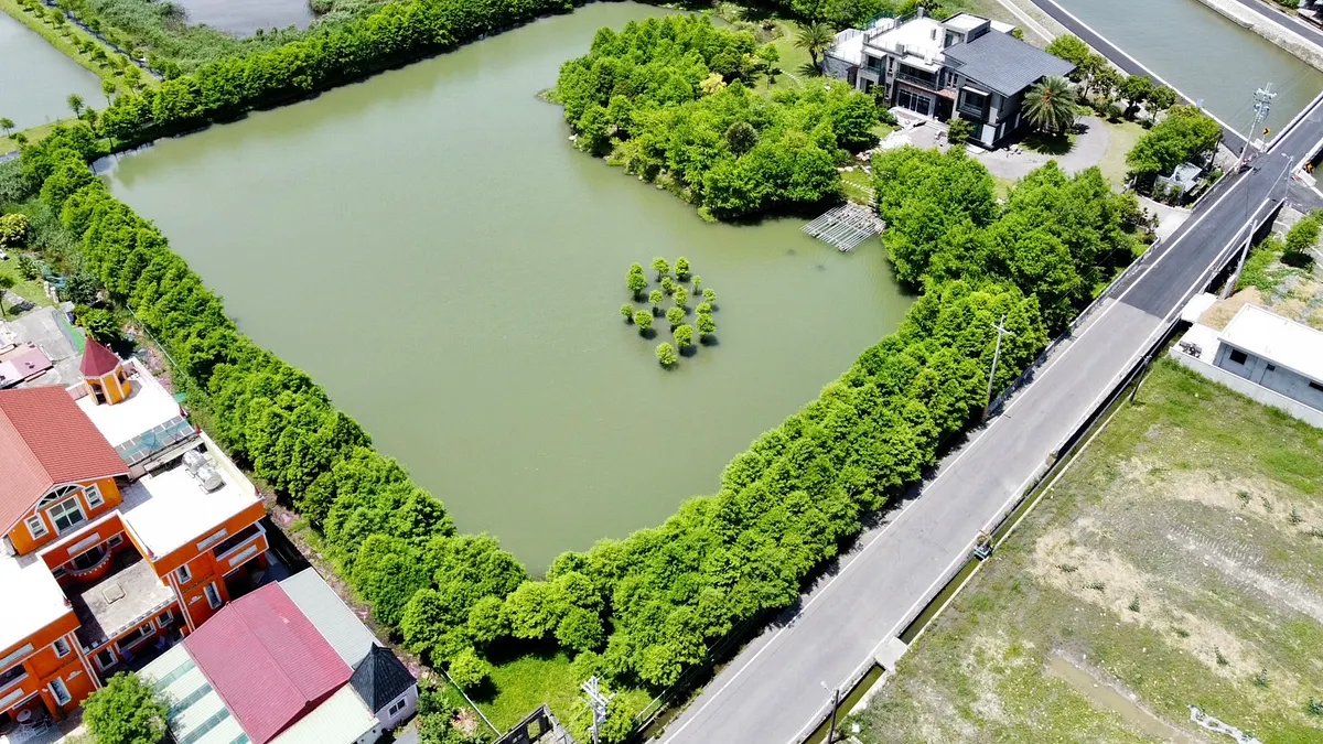 針對im.B吸金案,檢方高度懷疑主嫌曾耀鋒是否在宜蘭政商引介下,將詐騙資金轉進「礁溪休閒度假村市地重劃」等土地開發上。圖為曾耀鋒女友張淑芬名下的200坪豪宅,占地超過1600坪,背後更緊臨五結大湖。(資料照,取自黃國昌臉書) 針對im.B吸金案,檢方高度懷疑主嫌曾耀鋒是否在宜蘭政商引介下,將詐騙資金轉進「礁溪休閒度假村市地重劃」等土地開發上。圖為曾耀鋒女友張淑芬名下的200坪豪宅,占地超過1600坪,背後更緊臨五結大湖。(資料照,取自黃國昌臉書)