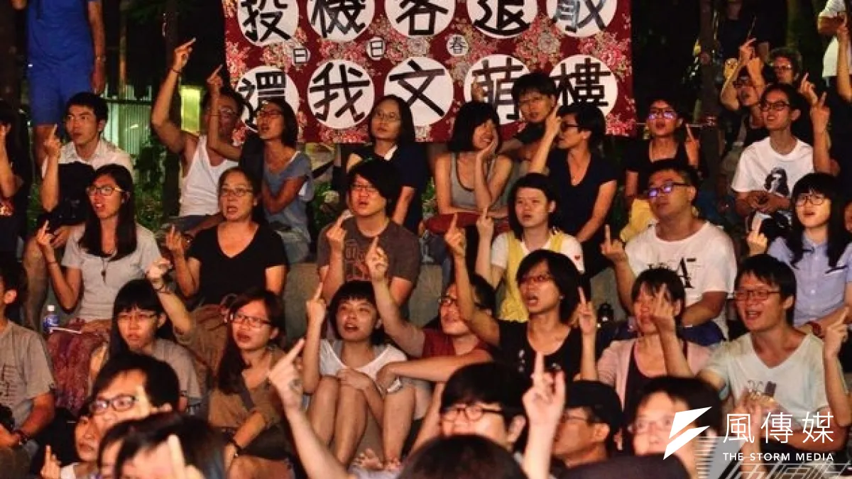 前公娼麗君追思會,全場比中指。(宋小海攝)