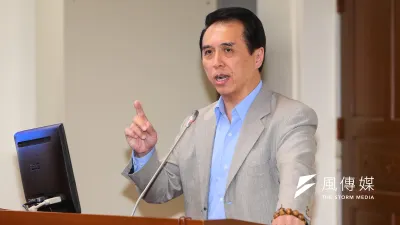 陳學聖(見圖)質疑蔡英文論文在沒有校方官方證明下,「空前絕後」收錄進國圖論文系統。(顏麟宇攝)