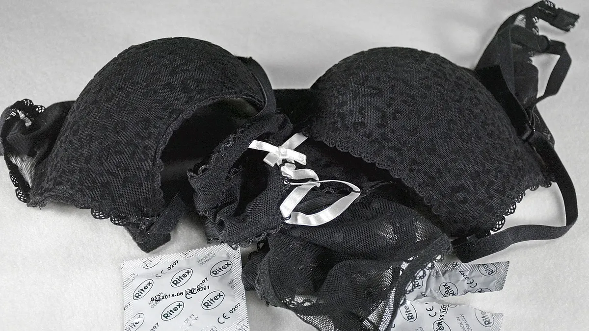 女子睡醒後發現自己內衣扣錯,懷疑被好友性侵。(圖/取自免費圖庫pixabay) 女子睡醒後發現自己內衣扣錯,懷疑被好友性侵。(圖/取自免費圖庫pixabay)