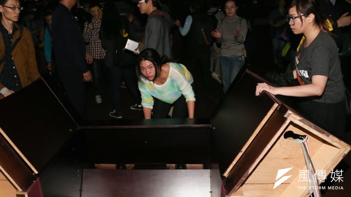 國民黨批評,因為民進黨杯,才導致無法理性審議服貿協議。圖為反服貿的學生衝進議場,翻倒主席台。(吳逸驊攝) 國民黨批評,因為民進黨杯,才導致無法理性審議服貿協議。圖為反服貿的學生衝進議場,翻倒主席台。(吳逸驊攝)