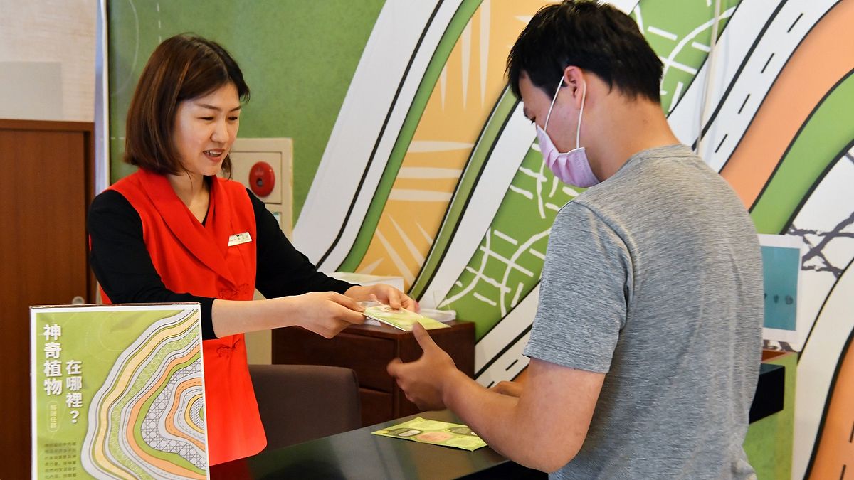 民眾完成「神奇植物在哪裡」解謎任務題目,可免費兌換年輪圖案木漿海綿1份,每日限額50份,數量有限送完為止。(圖/國立傳統藝術中心提供) 民眾完成「神奇植物在哪裡」解謎任務題目,可免費兌換年輪圖案木漿海綿1份,每日限額50份,數量有限送完為止。(圖/國立傳統藝術中心提供)