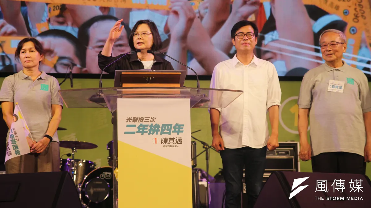 高雄市長補選投票前夕,民進黨候選人陳其邁(左三)在鳳山西站旁廣場舉辦選前之夜,總統蔡英文(左二)也到場站台。(黃信維攝)