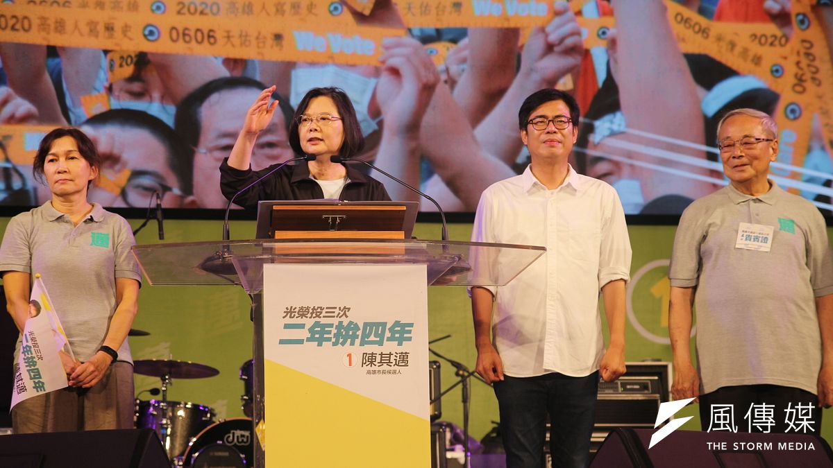 高雄市長補選投票前夕,民進黨候選人陳其邁(左三)在鳳山西站旁廣場舉辦選前之夜,總統蔡英文(左二)也到場站台。(黃信維攝) 高雄市長補選投票前夕,民進黨候選人陳其邁(左三)在鳳山西站旁廣場舉辦選前之夜,總統蔡英文(左二)也到場站台。(黃信維攝)