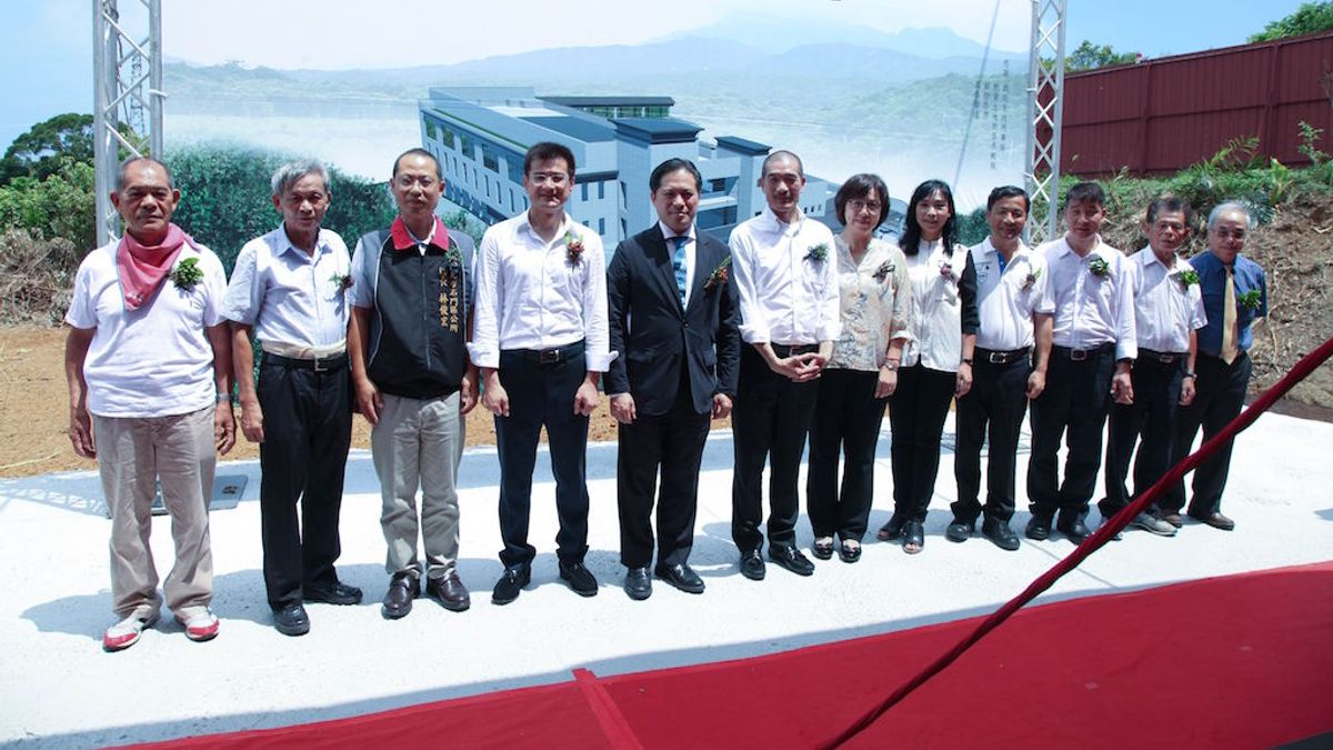 新北市副市長吳明機(左五)、阿原工作室創辦人江榮原(左六)、石門區區長林俊宏(左三)出席參與阿原工作室於石門打造的「北海明珠廠新建工程案」開工動土典禮。(圖/新北市經發局提供) 新北市副市長吳明機(左五)、阿原工作室創辦人江榮原(左六)、石門區區長林俊宏(左三)出席參與阿原工作室於石門打造的「北海明珠廠新建工程案」開工動土典禮。(圖/新北市經發局提供)