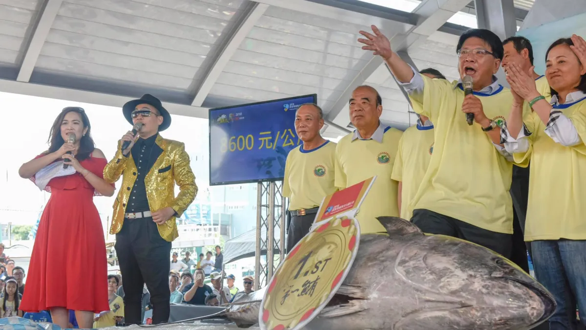 2018黑鮪魚季「第一鮪」確認,4月22日由屏東縣長潘孟安主持拍賣,拍出高價。(潘孟安臉書)