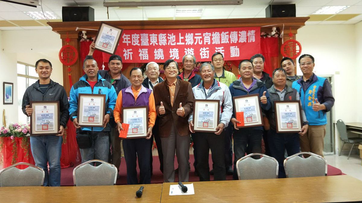 台東縣池上鄉元宵遶境藝陣評比結果揭曉,位於花東縣界主祀開漳聖王的建安宮以藝術花車及整齊陣容二連霸榮獲2萬元獎金。(圖/台東縣政府提供) 台東縣池上鄉元宵遶境藝陣評比結果揭曉,位於花東縣界主祀開漳聖王的建安宮以藝術花車及整齊陣容二連霸榮獲2萬元獎金。(圖/台東縣政府提供)