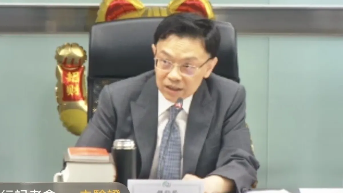 金管會銀行局副局長王允中26日說明對台新銀行的裁罰案。(截圖自線上記者會)