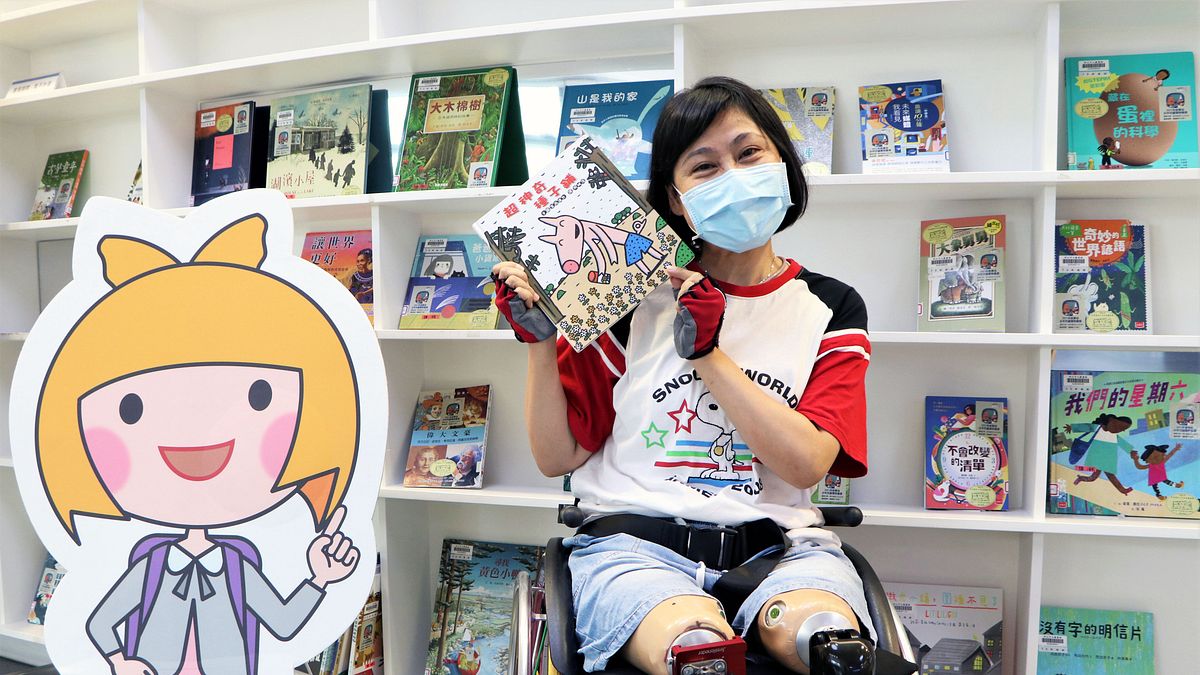 黃千芸,原本是醫院急重症病房的呼吸治療師,因病蟄伏一段時間後,重新回到新北市立圖書館總館擔任故事志工。(圖/新北市文化局提供) 黃千芸,原本是醫院急重症病房的呼吸治療師,因病蟄伏一段時間後,重新回到新北市立圖書館總館擔任故事志工。(圖/新北市文化局提供)