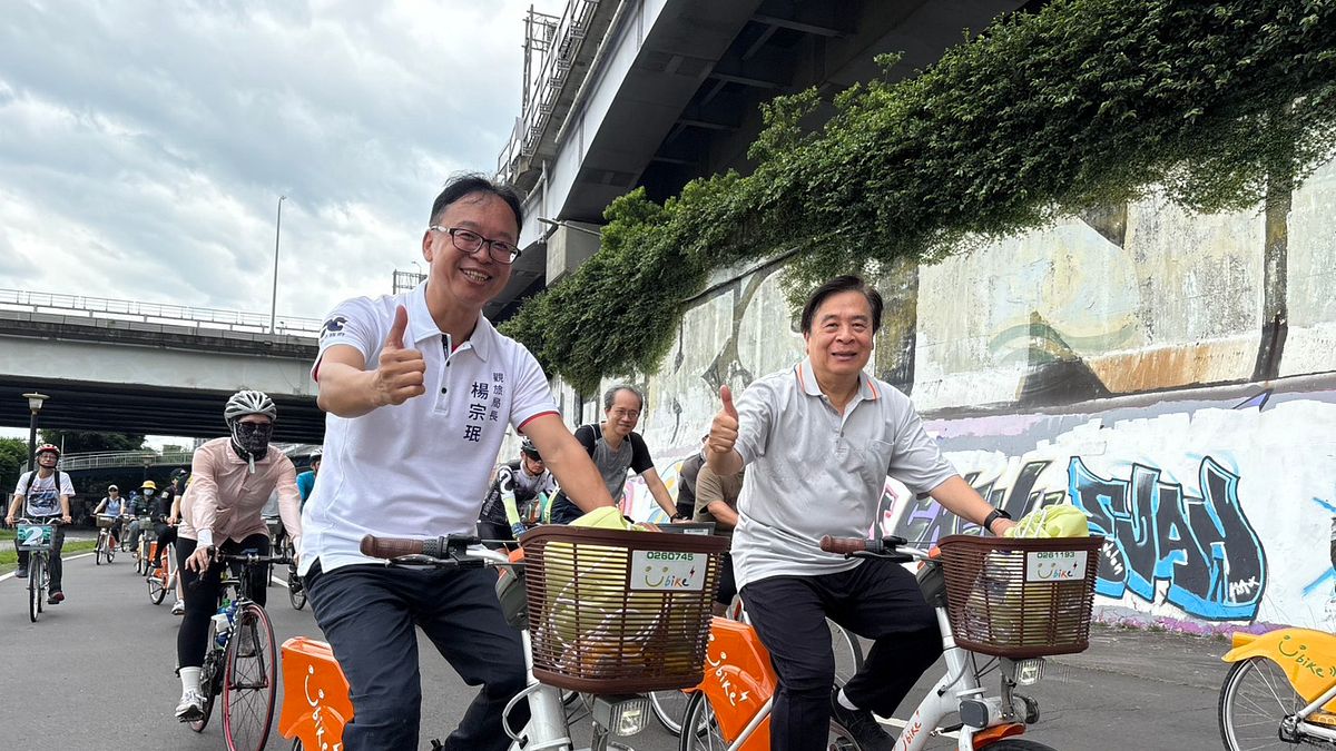 交通局、觀光旅遊局等局處及區公所首長、員工一起從板橋的華江橋下騎乘自行車至鶯歌山水步道。(圖/新北市交通局提供) 交通局、觀光旅遊局等局處及區公所首長、員工一起從板橋的華江橋下騎乘自行車至鶯歌山水步道。(圖/新北市交通局提供)