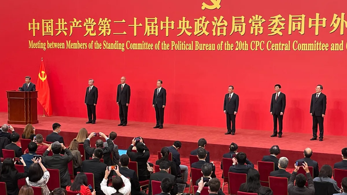 2022年10月23日,中共二十大一中全會,最新一屆政治局常委亮相。左起:習近平、李希、蔡奇、趙樂際、李強、王滬寧、丁薛祥。(資料照,美聯社)