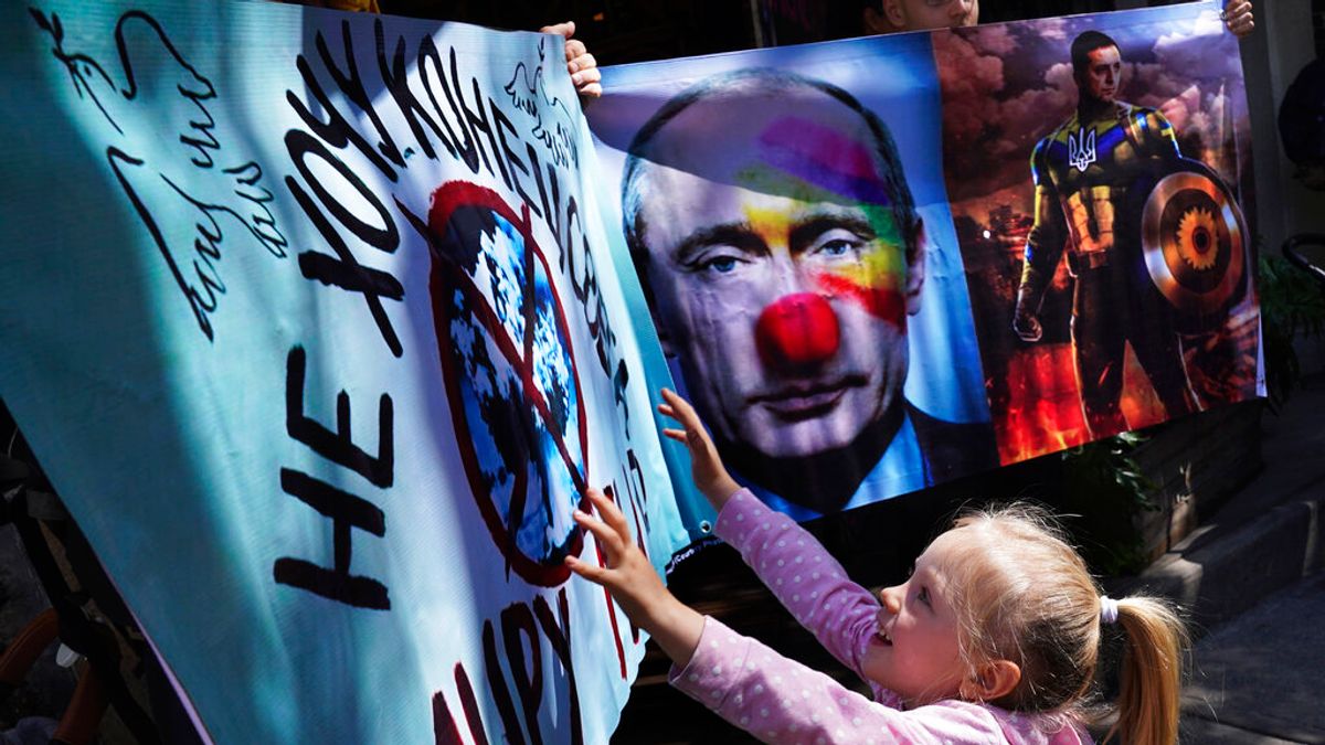 2023年2月24日,俄羅斯駐墨西哥大使館外的反對俄羅斯入侵烏克蘭抗議活動。(美聯社) 2023年2月24日,俄羅斯駐墨西哥大使館外的反對俄羅斯入侵烏克蘭抗議活動。(美聯社)