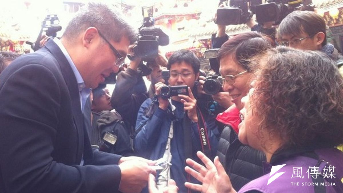 國民黨台北市長選舉黨內初選競爭白熱化,連勝文上午就深入對手丁守中的地盤。(張文馨攝) 國民黨台北市長選舉黨內初選競爭白熱化,連勝文上午就深入對手丁守中的地盤。(張文馨攝)