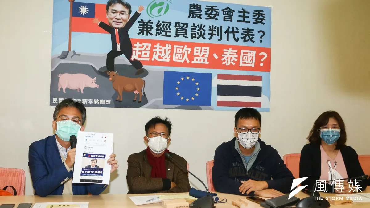民間反瘦肉精毒豬聯盟召開「農委會主委兼貿易談判代表;台灣超越歐盟、泰國?」記者會,左一為醫師蘇偉碩,左二為律師黃維幸。(蔡親傑攝)