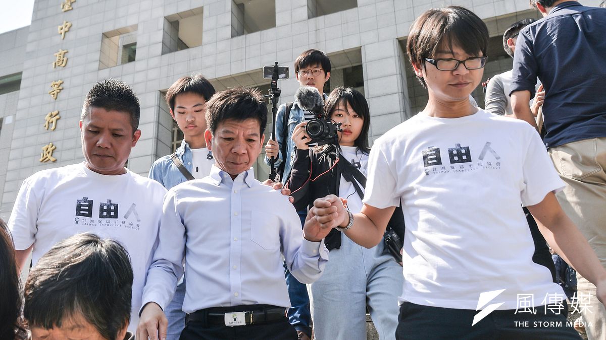 鄭性澤案獲判無罪,聲援的人權團體在台中高分院前開記者會。(甘岱民攝) 鄭性澤案獲判無罪,聲援的人權團體在台中高分院前開記者會。(甘岱民攝)