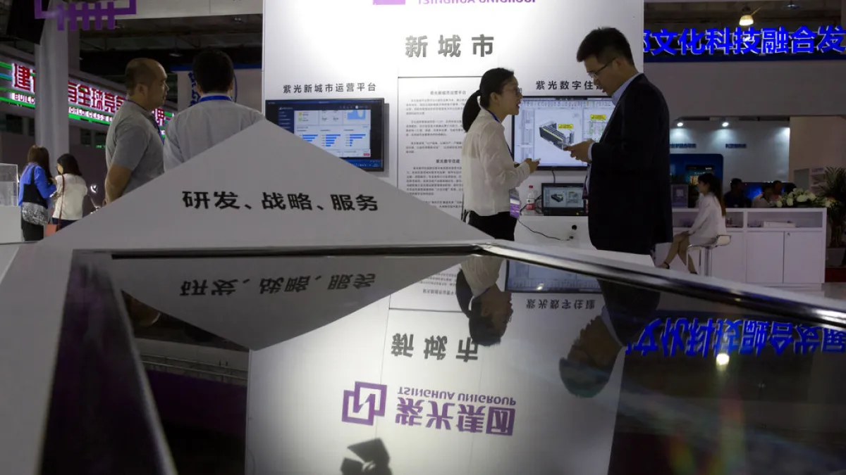 中國企業爆出違約債券潮,著名大學校企北大方正集團12月初發生20億的債券違約,波及另一大學校企清華紫光集團。(美聯社)