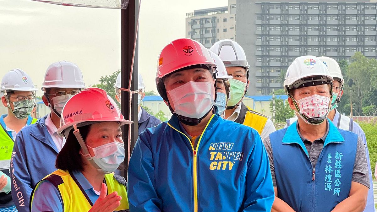 新北市長侯友宜視察塭仔圳重劃工程,聽取地政局長康秋桂(左)簡報。(圖/新北市地政局提供) 新北市長侯友宜視察塭仔圳重劃工程,聽取地政局長康秋桂(左)簡報。(圖/新北市地政局提供)