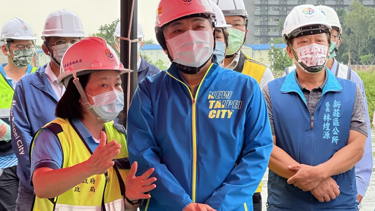 新北市長侯友宜視察塭仔圳重劃工程,聽取地政局長康秋桂(左)簡報。(圖/新北市地政局提供)