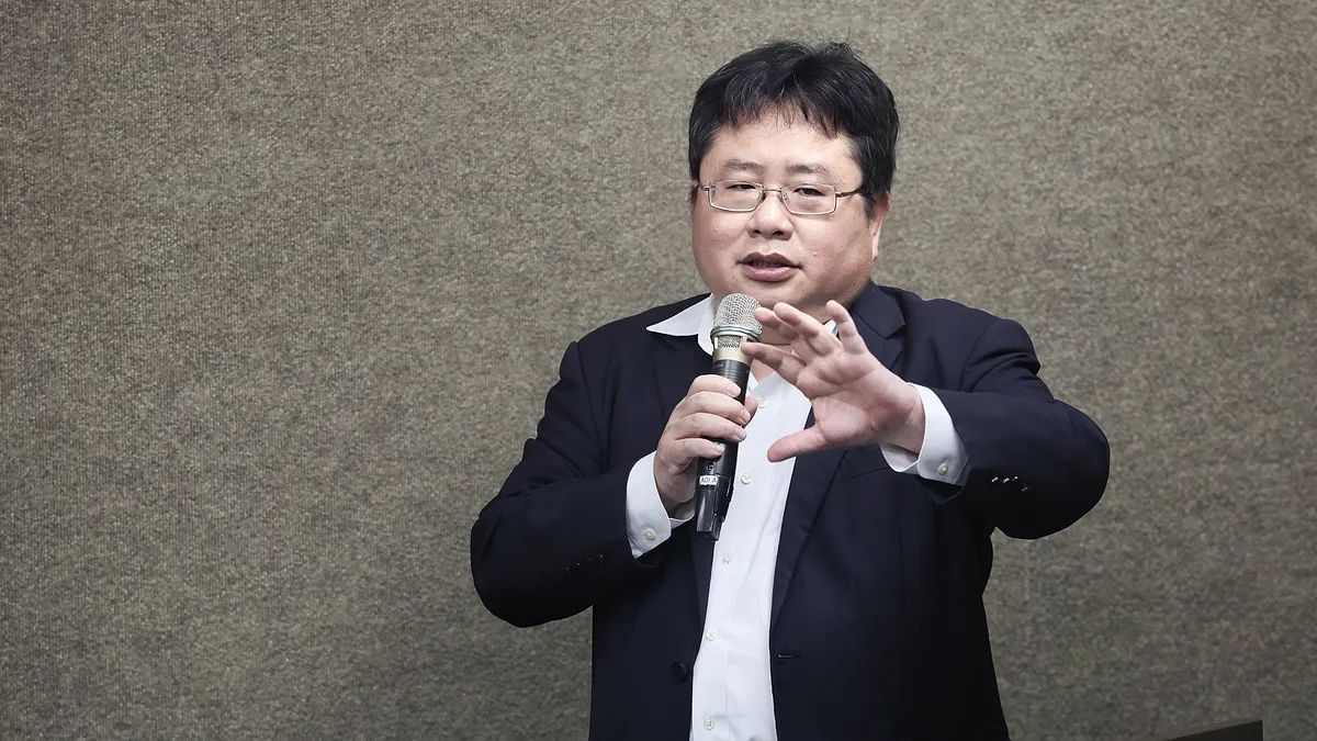 印太戦略智庫執行長の矢板明夫氏(写真)は、『風傳媒』の番組《下班瀚你聊》で、日本の高市早苗首相の最近の発言に関して個人の意見を述べた。(写真/劉偉宏撮影) 印太戦略智庫執行長の矢板明夫氏(写真)は、『風傳媒』の番組《下班瀚你聊》で、日本の高市早苗首相の最近の発言に関して個人の意見を述べた。(写真/劉偉宏撮影)